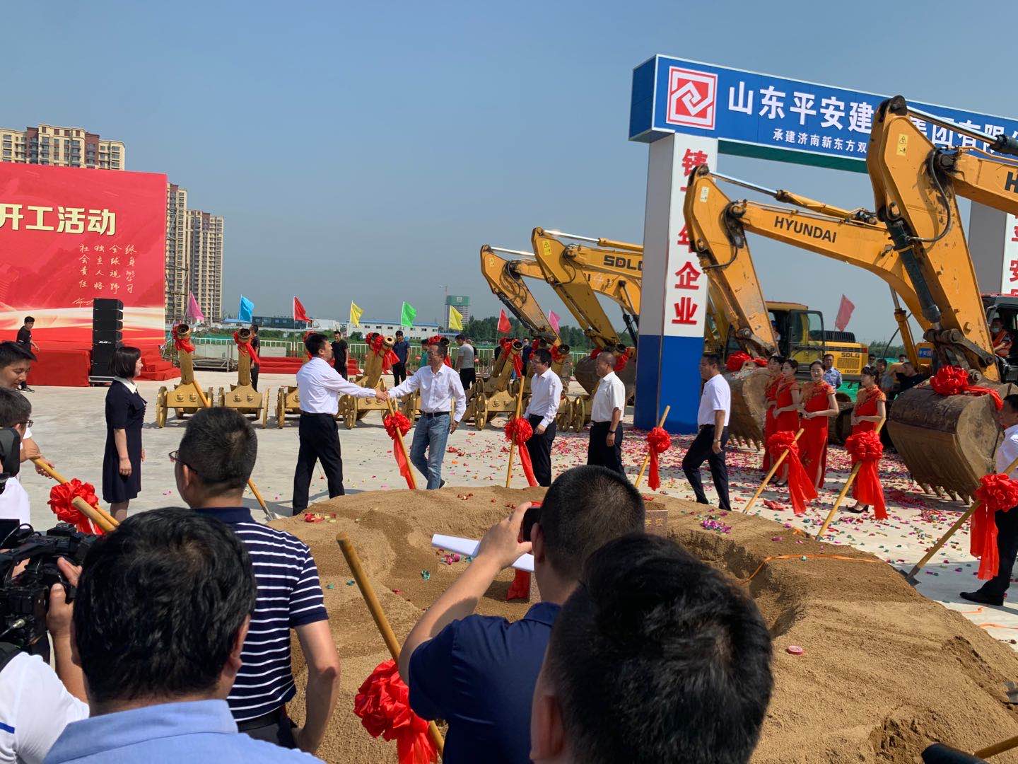 炎炎酷暑夏絲絲慰清涼，潔麗保潔慰問(wèn)一線(xiàn)員工