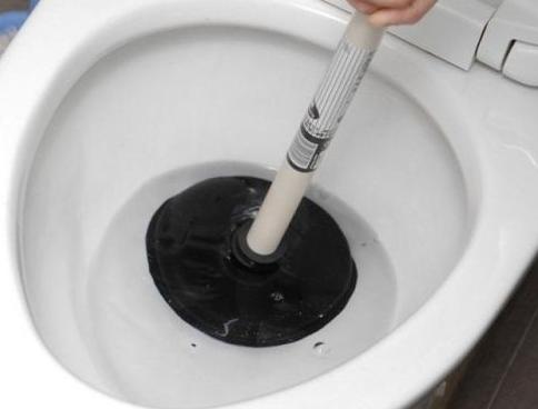 每天都要使用的馬桶堵了怎么辦？怕什么，這幾招幫你輕松解決！